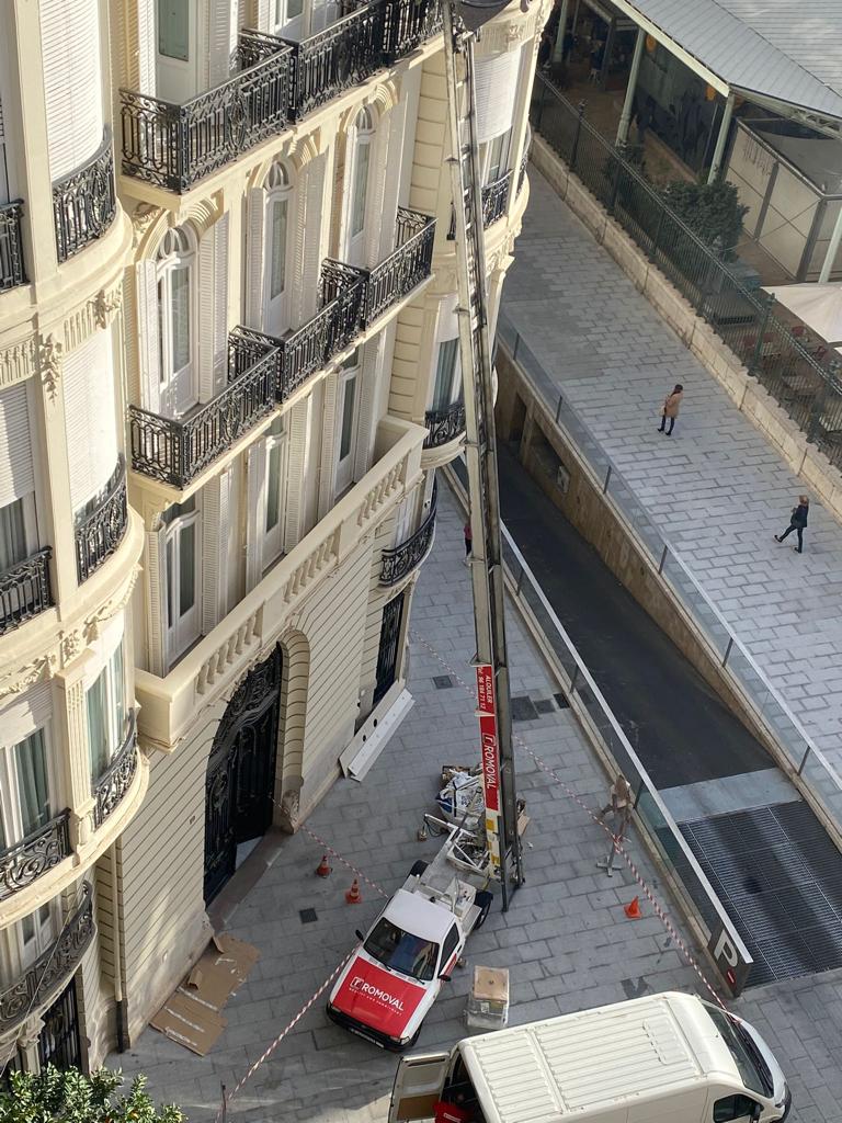 Monte-charges de l'entreprise Romoval, utilisé lors d'un déménagement en centre-ville.