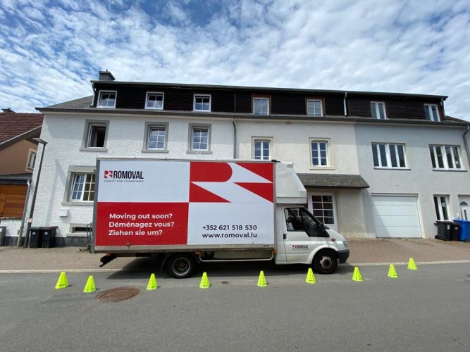 Camion de déménagement Romoval stationné devant la maison d'un particulier au Luxembourg.